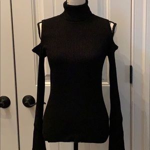 Cable & Gauge Women’s Sweater with cold shoulders